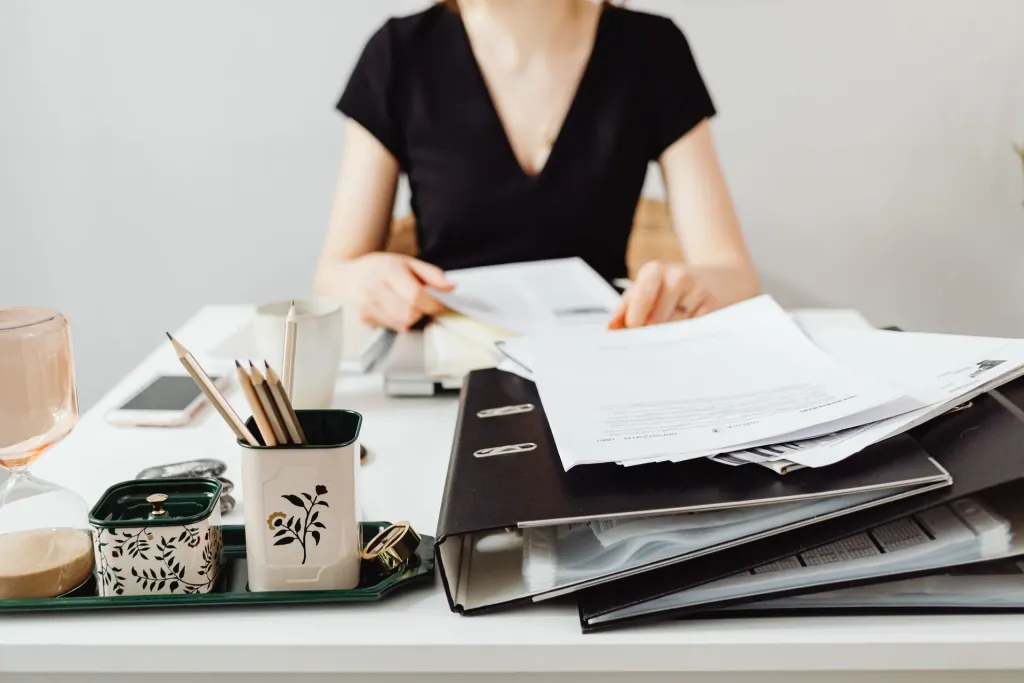 Ordners en papieren op een bureau